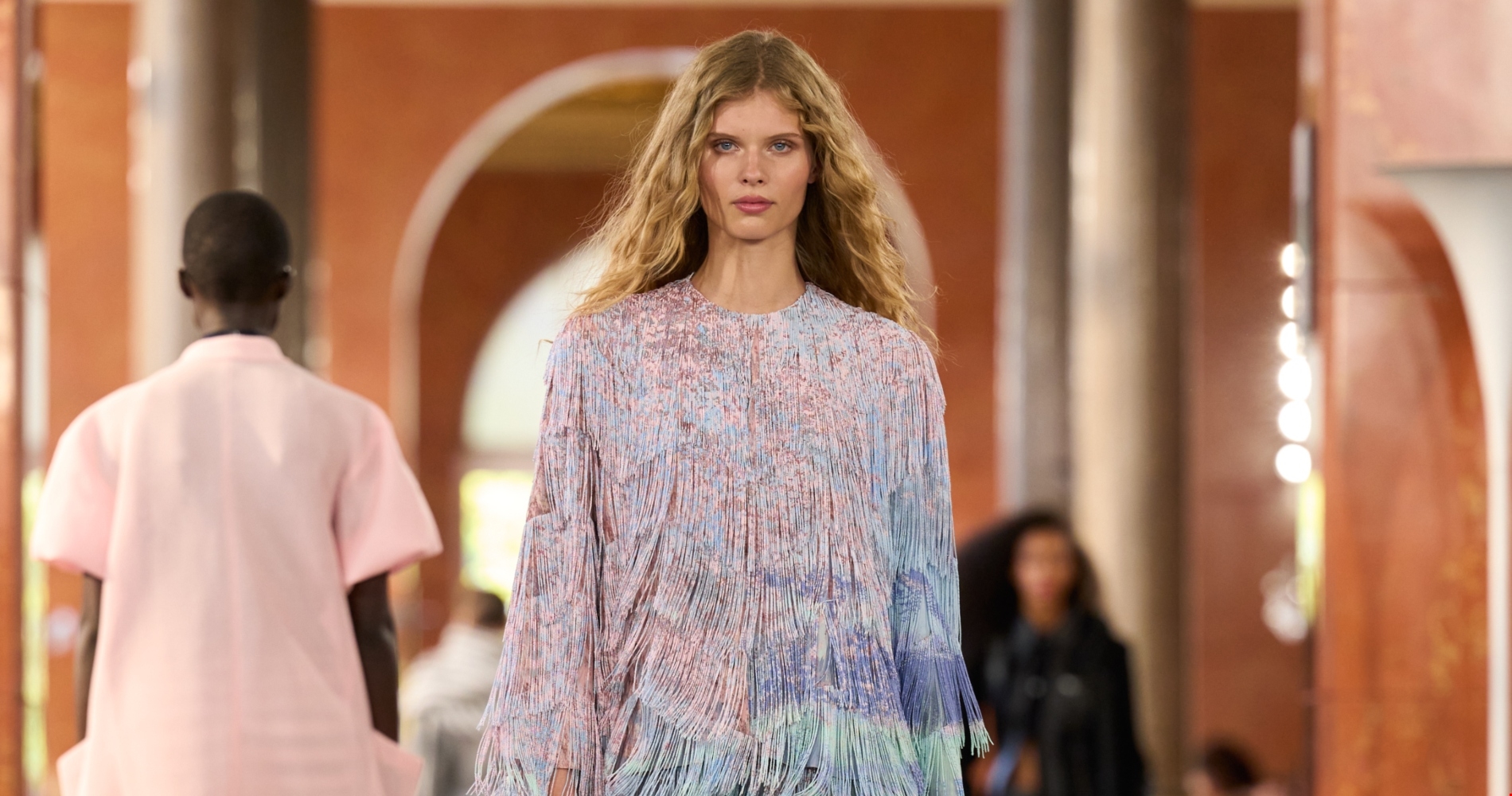 Louis Vuitton SS26 | Τα κομψά beauty looks που ξεχώρισαν στο front row του show - εικόνα 1