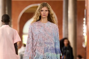 Louis Vuitton SS26 | Τα κομψά beauty looks που ξεχώρισαν στο front row του show - εικόνα 1