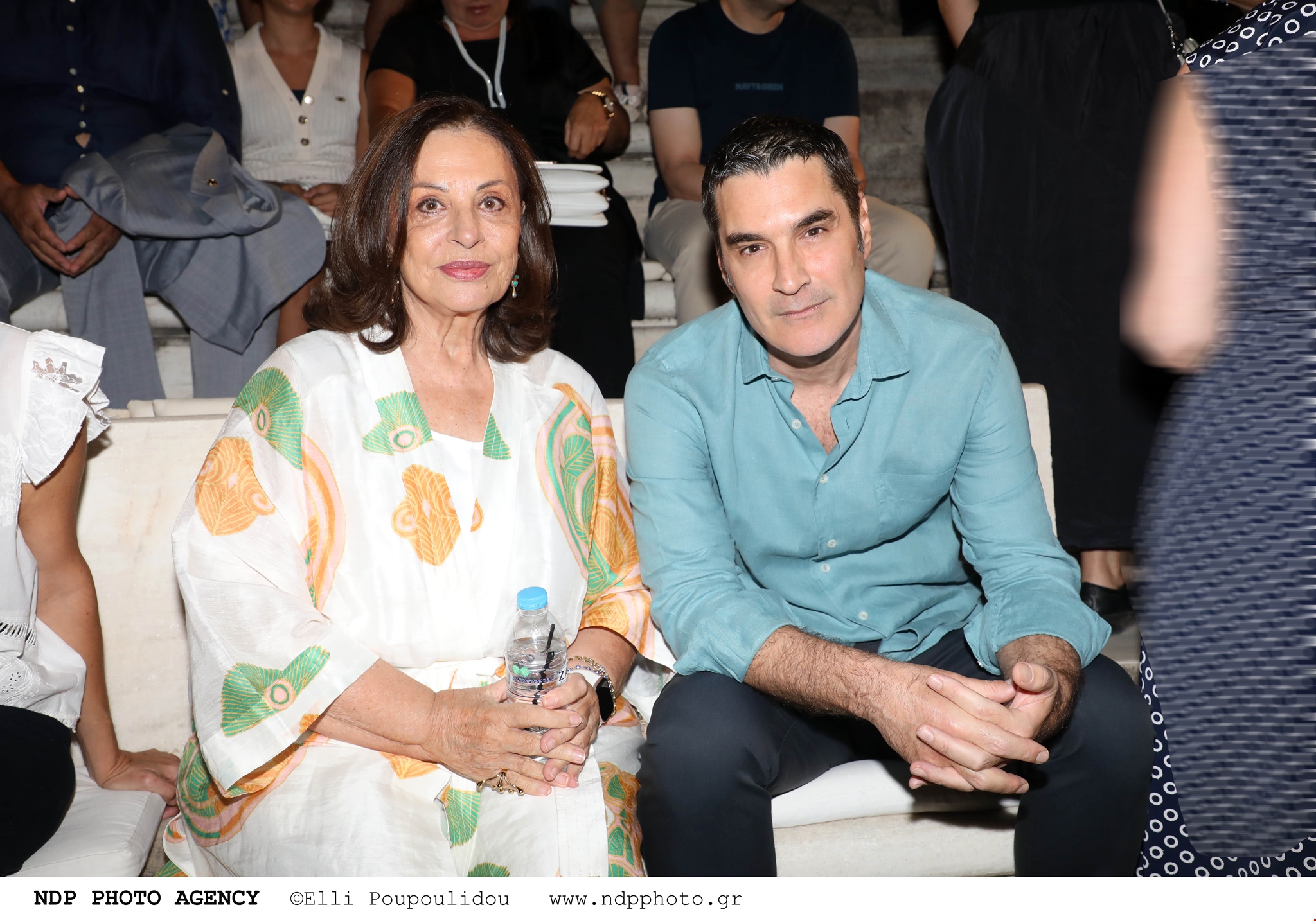 Ο Χριστόφορος Παπακαλιάτης φωτογραφίζει τη Χάρι Αλεξίου και τους ηθοποιούς του Maestro στο αγαπημένο τους νησί