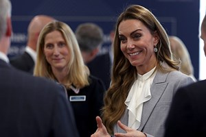 Kate Middleton | Η ιστορία πίσω από το πράσινο βελούδινο φόρεμα - εικόνα 2