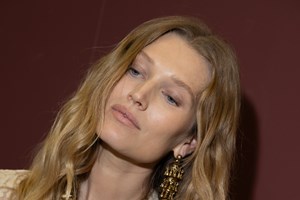 5 υγρά ρουζ που θα αναβαθμίσουν για τα καλά το καλοκαιρινό σου μακιγιάζ - εικόνα 1