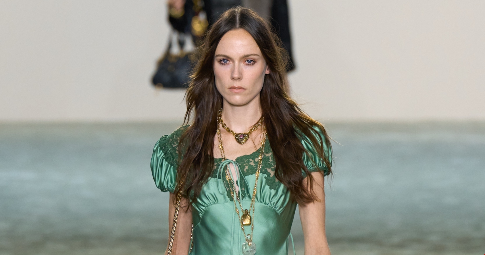 H Έλλη Στάη με φούξια top και λινό παντελόνι στο Ηρώδειο - εικόνα 3