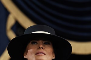 Melania Trump | Το μήνυμα που στέλνει μέσα από το νέο επίσημο πορτρέτο της ως Πρώτη Κυρία - εικόνα 1