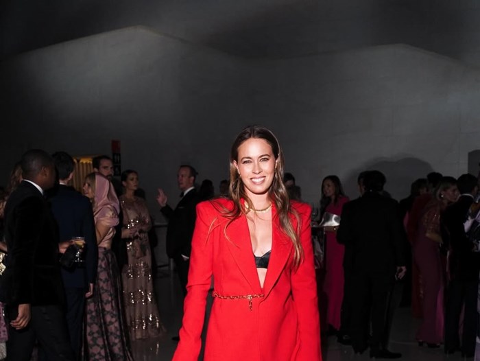 Nina Flohr | Η sexy chic εμφάνιση σε privé dinner με κόκκινο Gabriela Hearst κοστούμι - Το σχόλιο της Marie Chantal