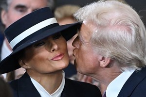 Melania Trump | Ποιος είναι ο Αμερικανός σχεδιαστής που εμπιστεύτηκε για το look της ορκωμοσίας - εικόνα 6