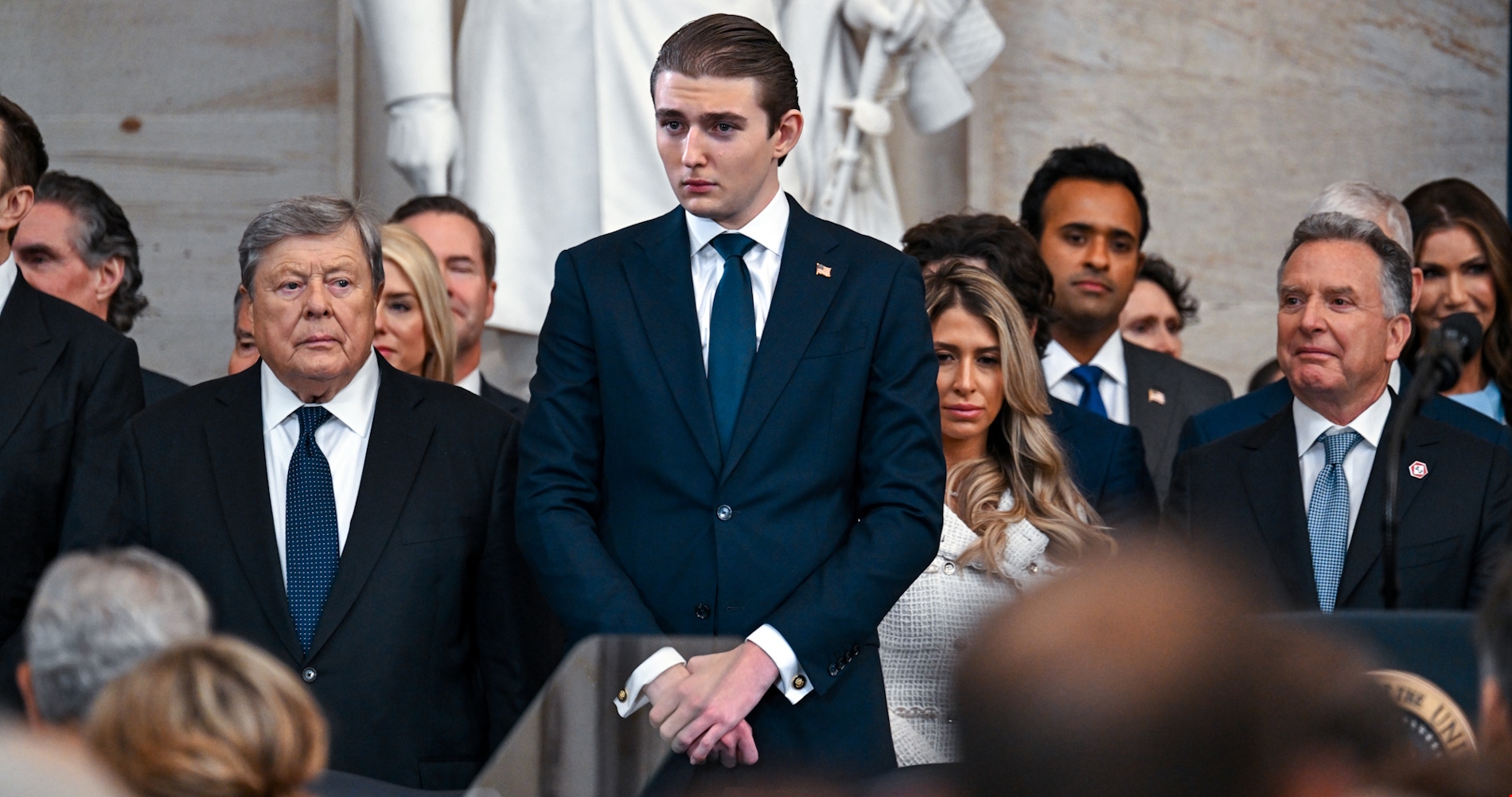 Ο γερουσιαστής με το σορτς, το απρόοπτο με την Underwood κι άλλα 3 πράγματα που σημάδεψαν την ορκωμοσία Trump - εικόνα 2