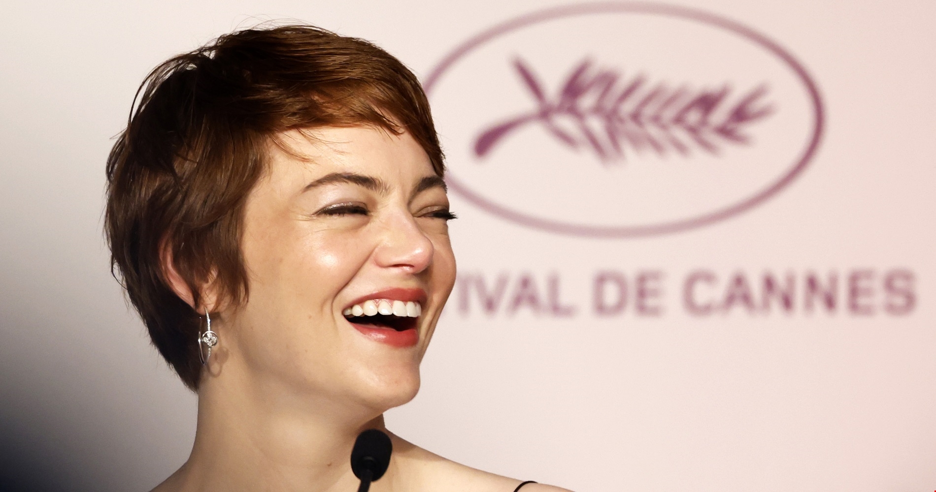 Πώς η Emma Stone άλλαξε τη ζωή ενός δημοσιογράφου από το Καζακστάν