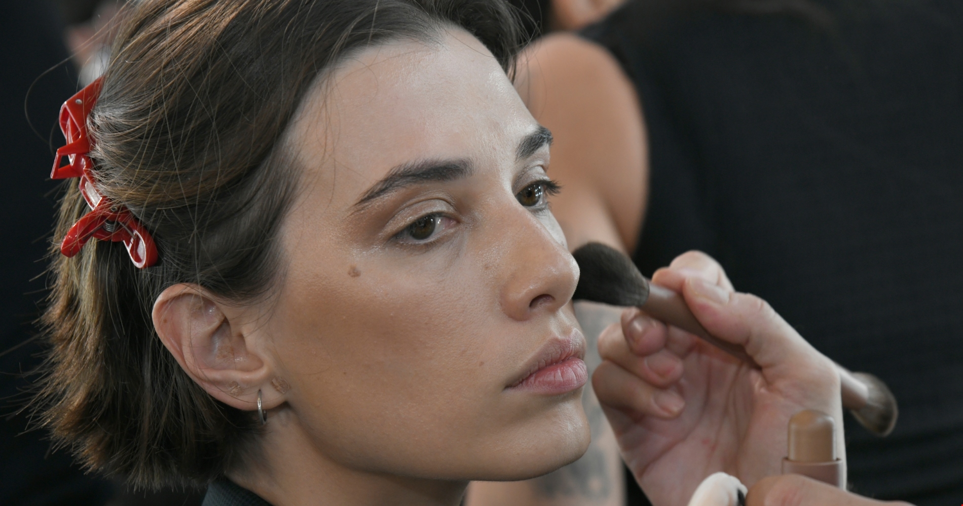 4 συμβουλές μακιγιάζ για κουκουλωτά μάτια που θα αλλάξουν τον τρόπο που βάφεσαι - εικόνα 2