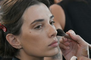 4 συμβουλές μακιγιάζ για κουκουλωτά μάτια που θα αλλάξουν τον τρόπο που βάφεσαι - εικόνα 2