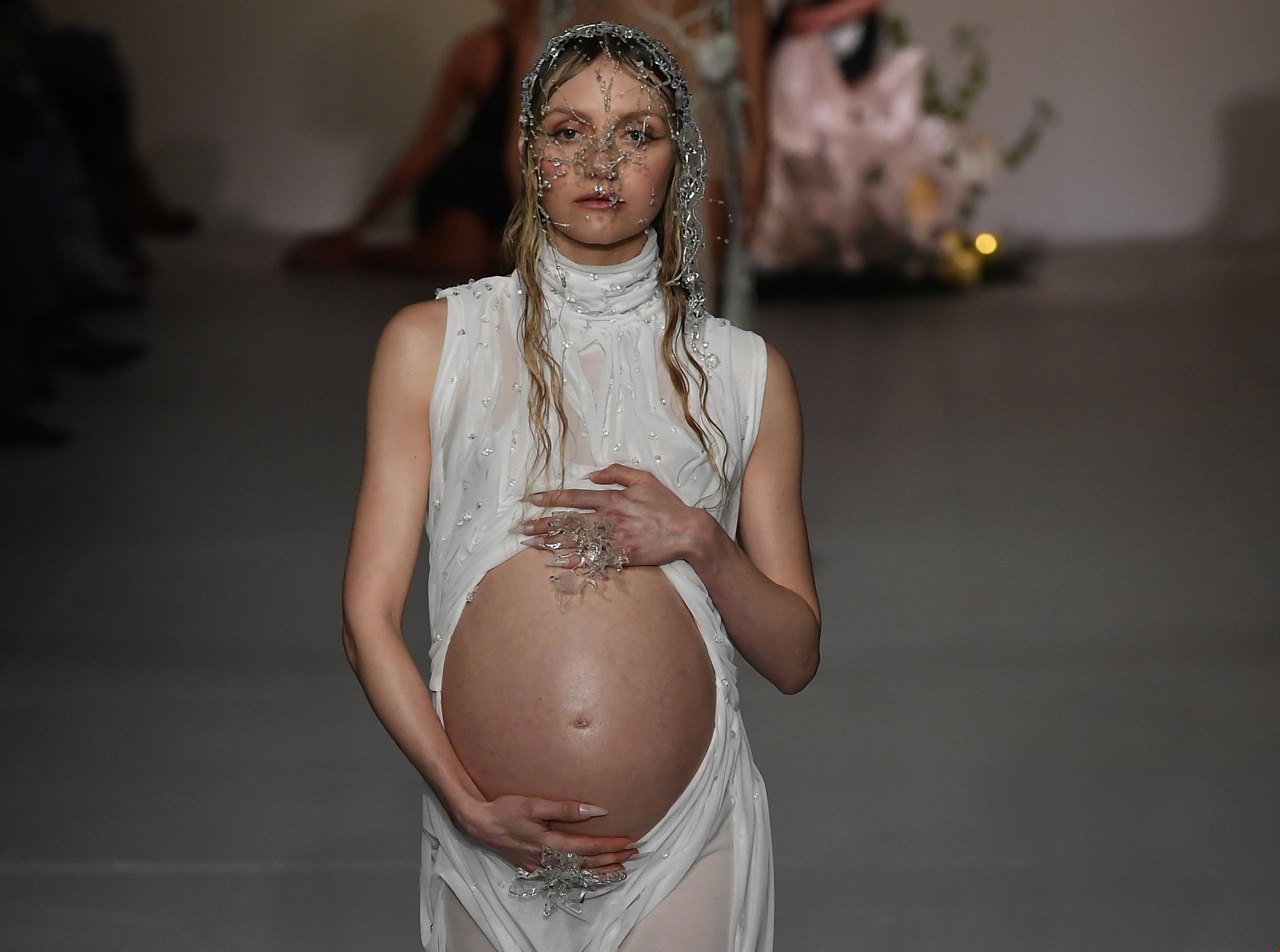 Τρία looks της Hailey Bieber που αποδεικνύουν ότι μπορείς να είσαι glam και σέξι και στην εγκυμοσύνη - εικόνα 1