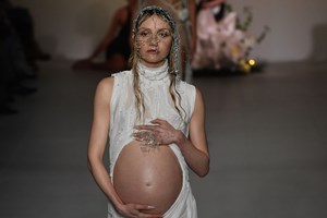 Τρία looks της Hailey Bieber που αποδεικνύουν ότι μπορείς να είσαι glam και σέξι και στην εγκυμοσύνη - εικόνα 1