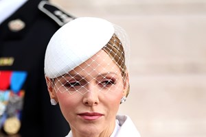 Κάντο όπως η Carrie | Η πριγκίπισσα Charlene με φόρεμα - κάπα & γόβες Manolo Blahnik - εικόνα 1