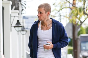 Hailey Bieber | Η αινιγματική κίνηση που πυροδοτεί τις φήμες χωρισμού από τον σύζυγό της, Justin Bieber - εικόνα 2