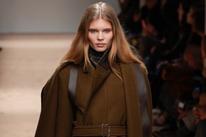 Το βελούδο επέστρεψε | Πώς θα υιοθετήσεις την τάση που προτείνουν οι οίκοι για τη σεζόν Φθινόπωρο/Χειμώνας 2025-2026 - εικόνα 14