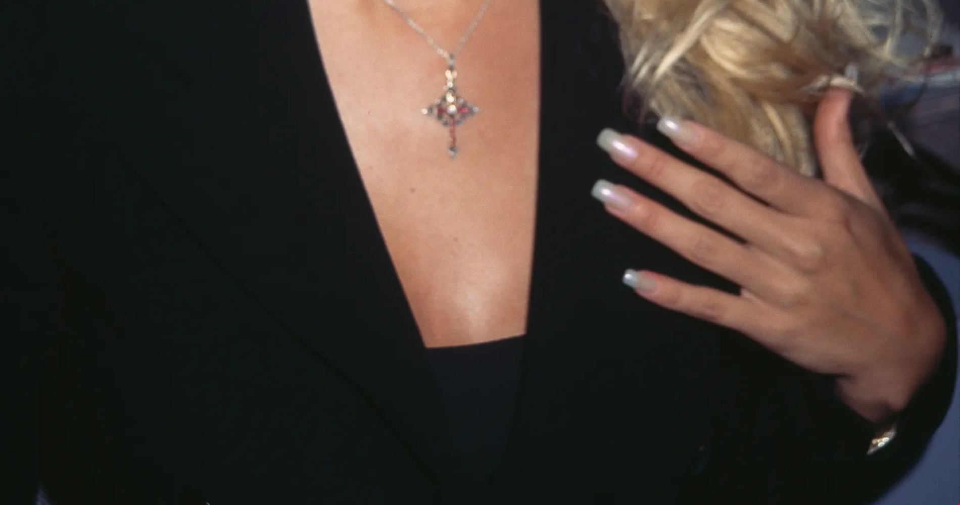 '90s Nostalgia | Η κορυφαία τάση στα νύχια για το φετινό φθινόπωρο