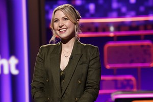 H Nikki Glaser επιστρέφει στην παρουσίαση των Golden Globes 2026 - εικόνα 1