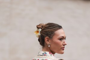 Μάρα Ζαχαρέα | Το αξεσουάρ στα μαλλιά της είναι το μόνο που χρειάζεσαι για κομψά hair looks στην παραλία - εικόνα 1