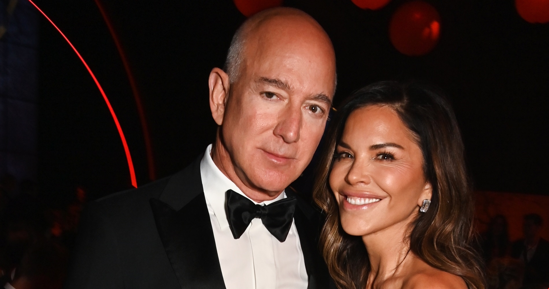 Lauren Sanchez | Με low-cut φόρεμα σε βραδινή έξοδο με τον σύζυγό της Jeff Bezos - εικόνα 2