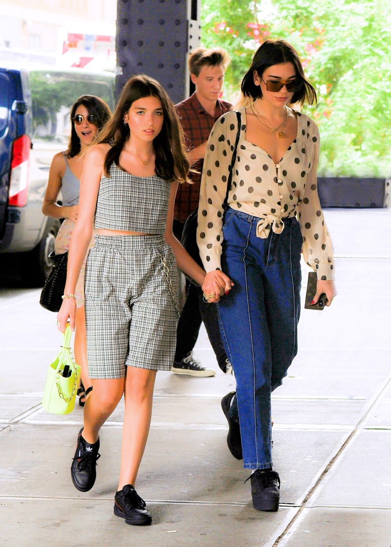 H Rina και η Dua Lipa.