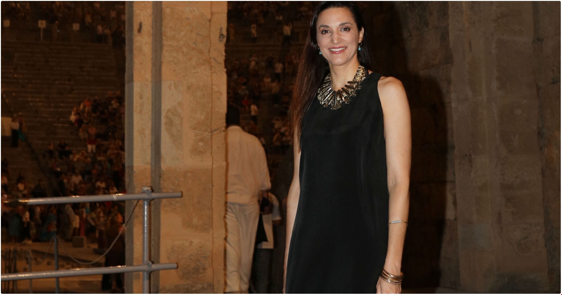 Κατερίνα Ευαγγελάτου | Με μαύρο φόρεμα και εντυπωσιακό κόσμημα στην Επίδαυρο