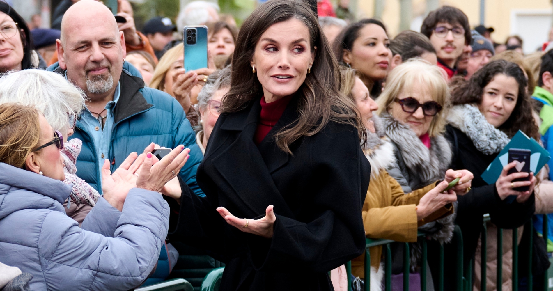 Βασίλισσα Μαίρη της Δανίας | Με μαύρο φόρεμα και γκρι παλτό σε επίσημη λειτουργία - εικόνα 1