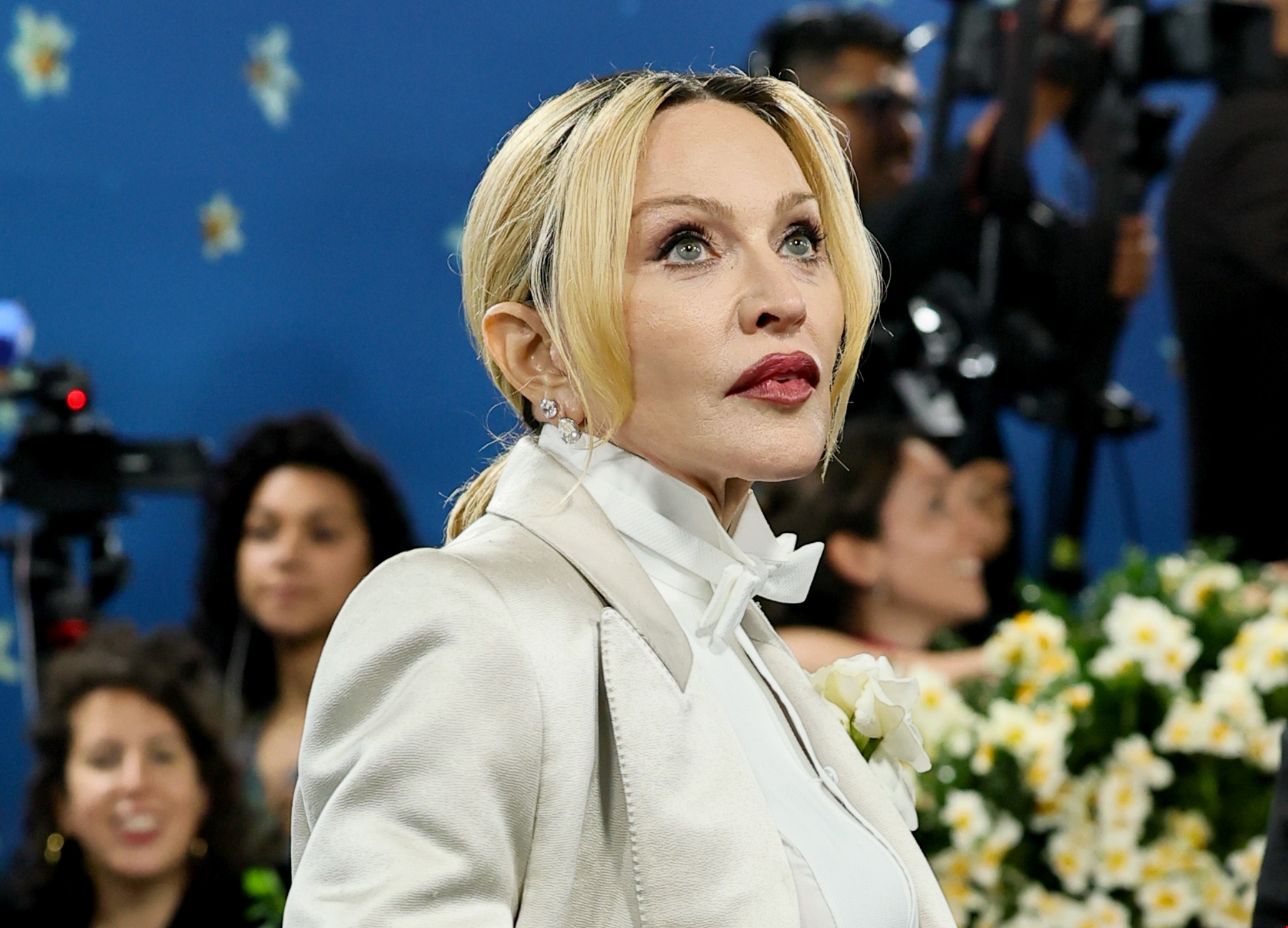 Madonna | Στήριξε τον γιο της, Rocco Ritchie, στα εγκαίνια της έκθεσής του στο Λονδίνο με ένα αρτιστίκ look