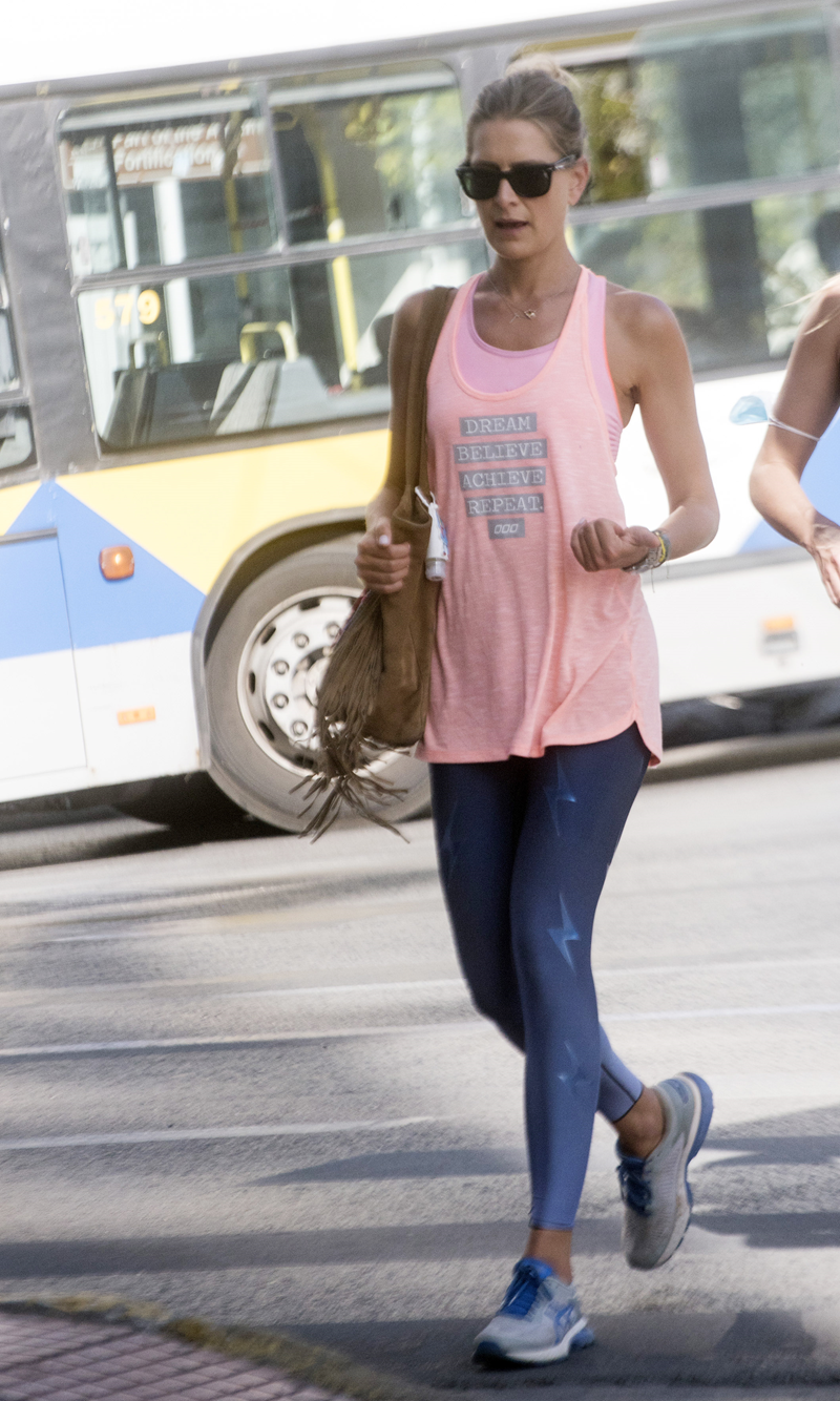 Tatiana Blatnik | Η κομψή εμφάνιση με sneakers και κολάν στο Κολωνάκι