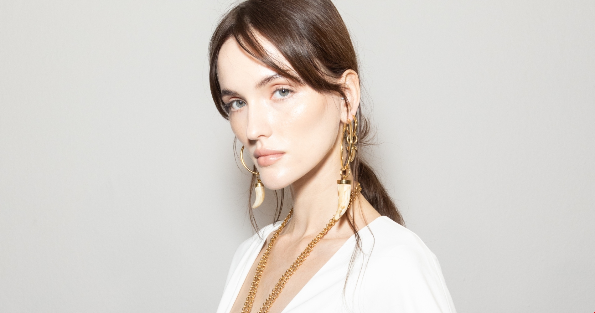 Christmas Hairstyles | 4 διαχρονικά χτενίσματα για γυναίκες με μακριά μαλλιά - εικόνα 1