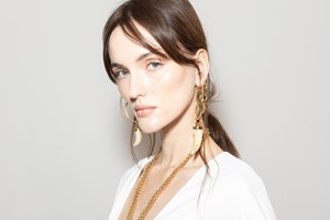 Christmas Hairstyles | 4 διαχρονικά χτενίσματα για γυναίκες με μακριά μαλλιά - εικόνα 1