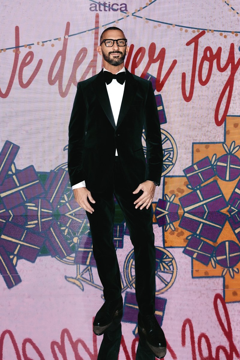 Ο Χάρης Ντάβλας με tuxedo BOSS, attica