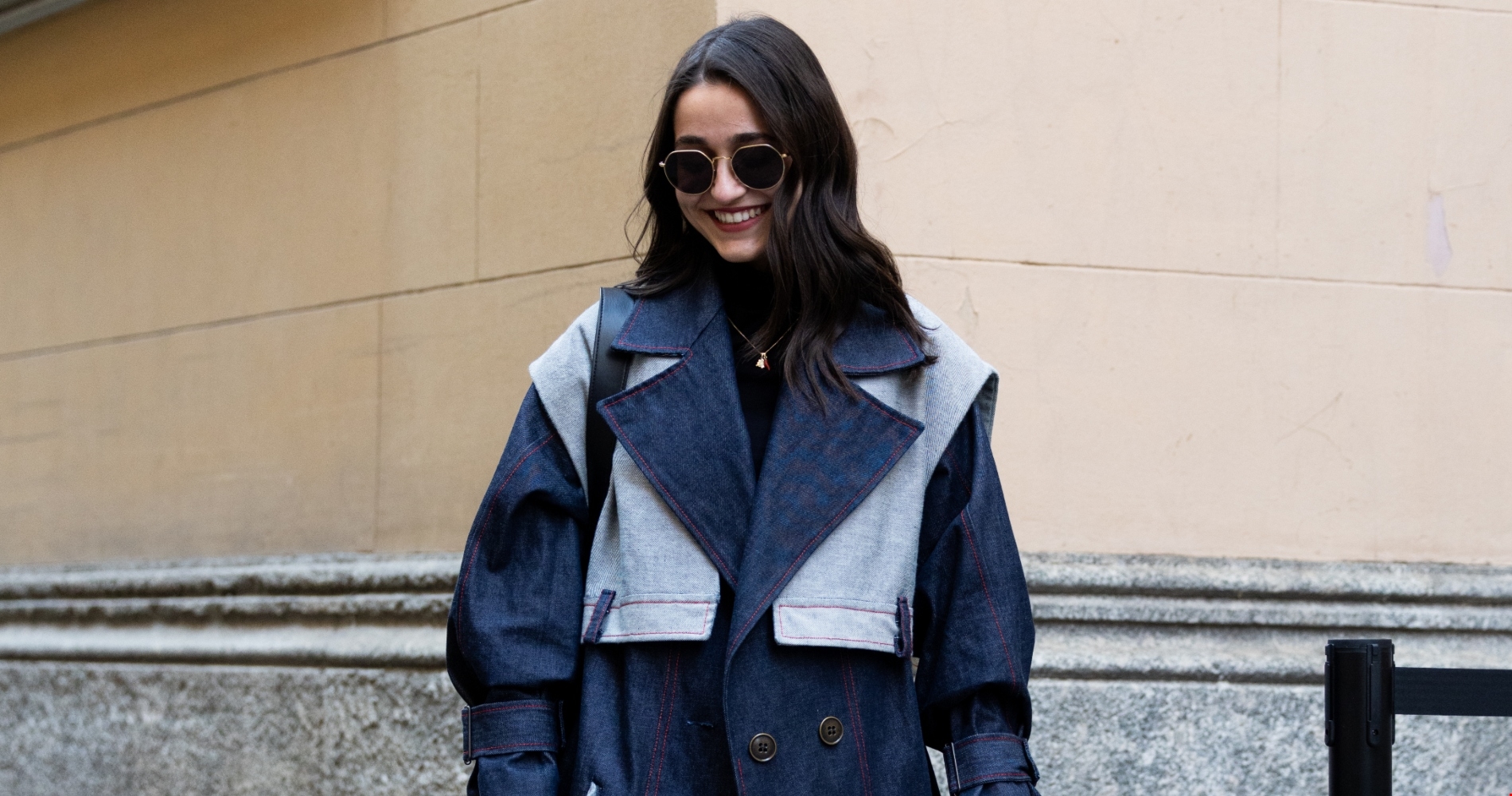 Η τζιν καμπαρντίνα από τη Mango που ταιριάζει με ό,τι αποφασίσεις να φορέσεις το φθινόπωρο