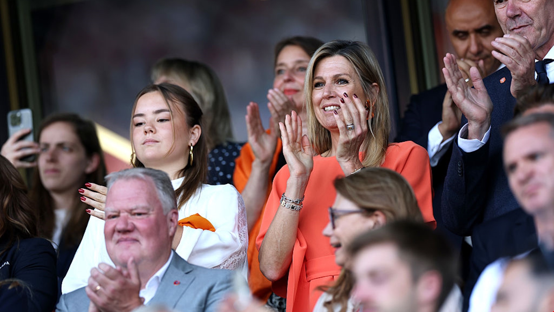 Με το βραχιόλι - γούρι σε σχέδιο Μαριάννας Γουλανδρή που μοιράζεται με την κόρη της Amalia, η Μaxima της Ολλανδίας