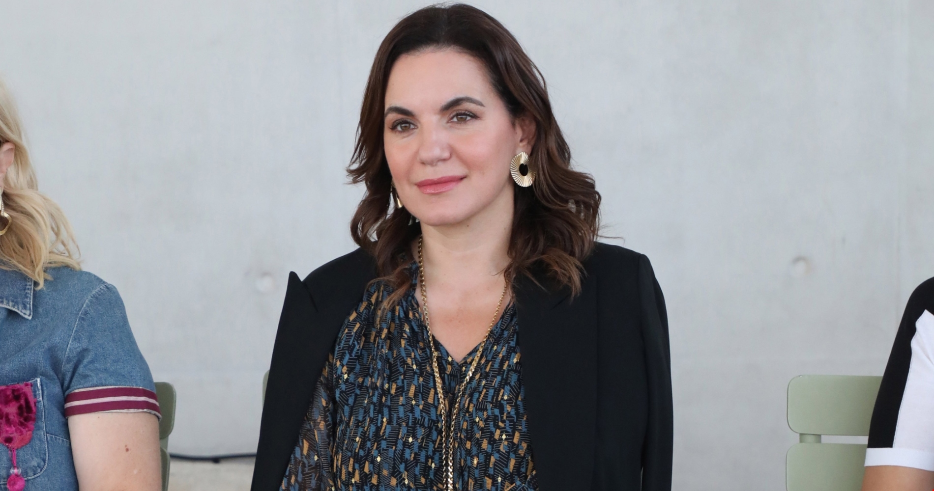 Η Όλγα Τρέμη με bouclé σακάκι και μπεζ παντελόνι στην ημερίδα "Women Who Dare" - εικόνα 3