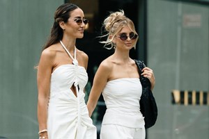 Μάρα Ζαχαρέα | Το καλοκαιρινό look με εμπριμέ φόρεμα και εσπαντρίγιες - εικόνα 1