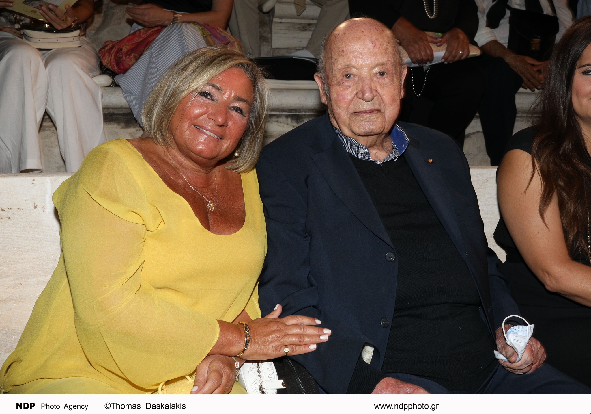 Λουκίλα Καρρέρ | Σπάνια βραδινή εμφάνιση μαζί με την αδερφή της, Ναλίτα - εικόνα 1