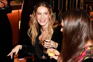 Η Ευγενία Νιάρχου σε νησιώτικη γιορτή στις Κυκλάδες | Η διαφορετική έξοδος στο νησί - εικόνα 1