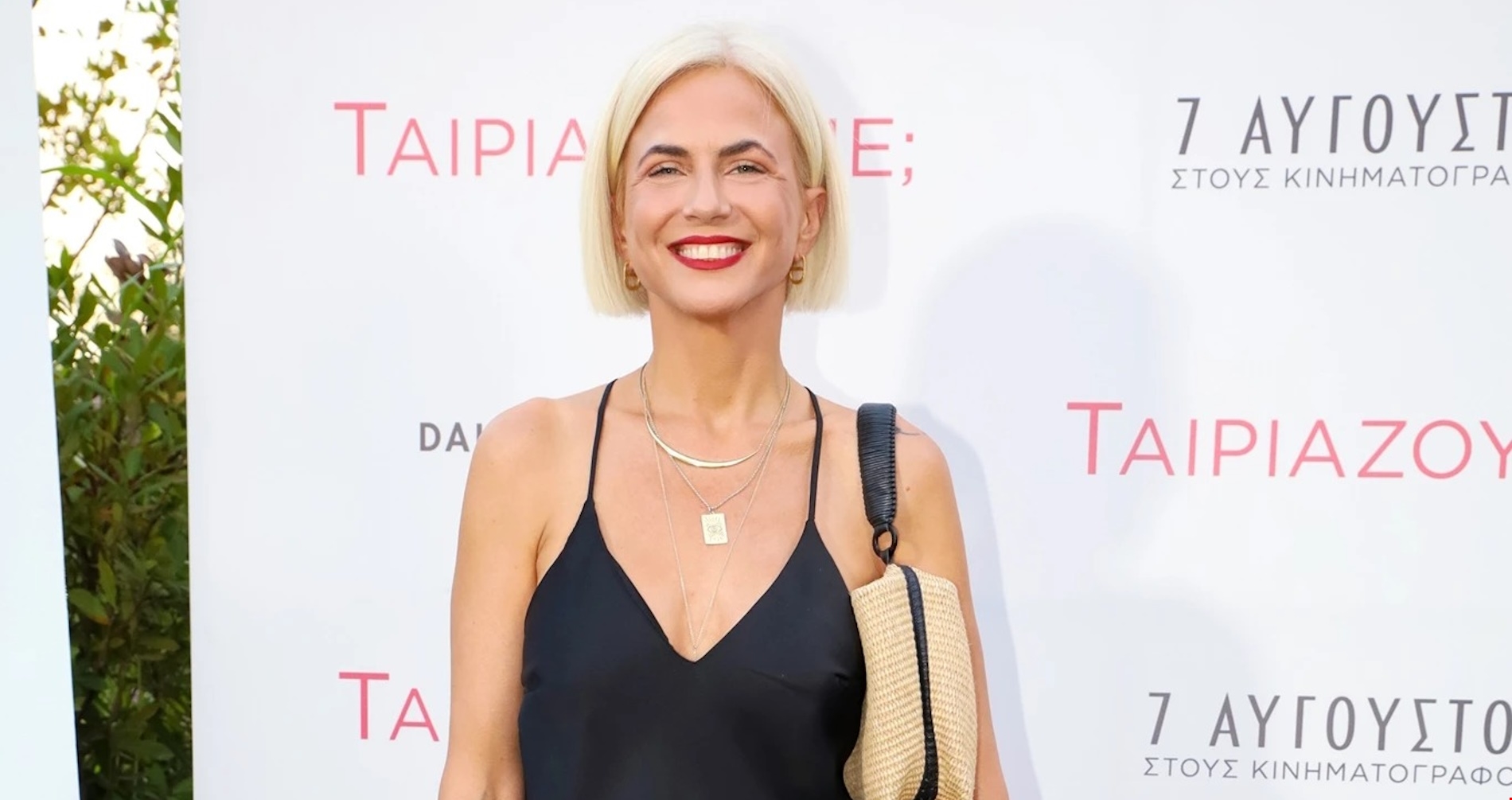 Γιατί όλοι μιλoύν για την τσάντα της Dakota Johnson στην ταινία "Ταιριάζουμε;" - εικόνα 3