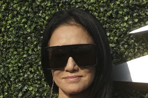 Bella Hadid | Το ολοκαίνουριο ρετρό κούρεμά της είναι η νεανική πρόταση που την έκανε να μοιάζει αγνώριστη - εικόνα 2