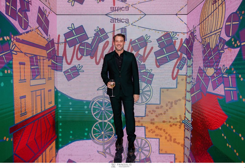 Ο Αντίνοος Αλμπάνης με κοστούμι Paul Smith και πουκάμισο Emporio Armani, attica