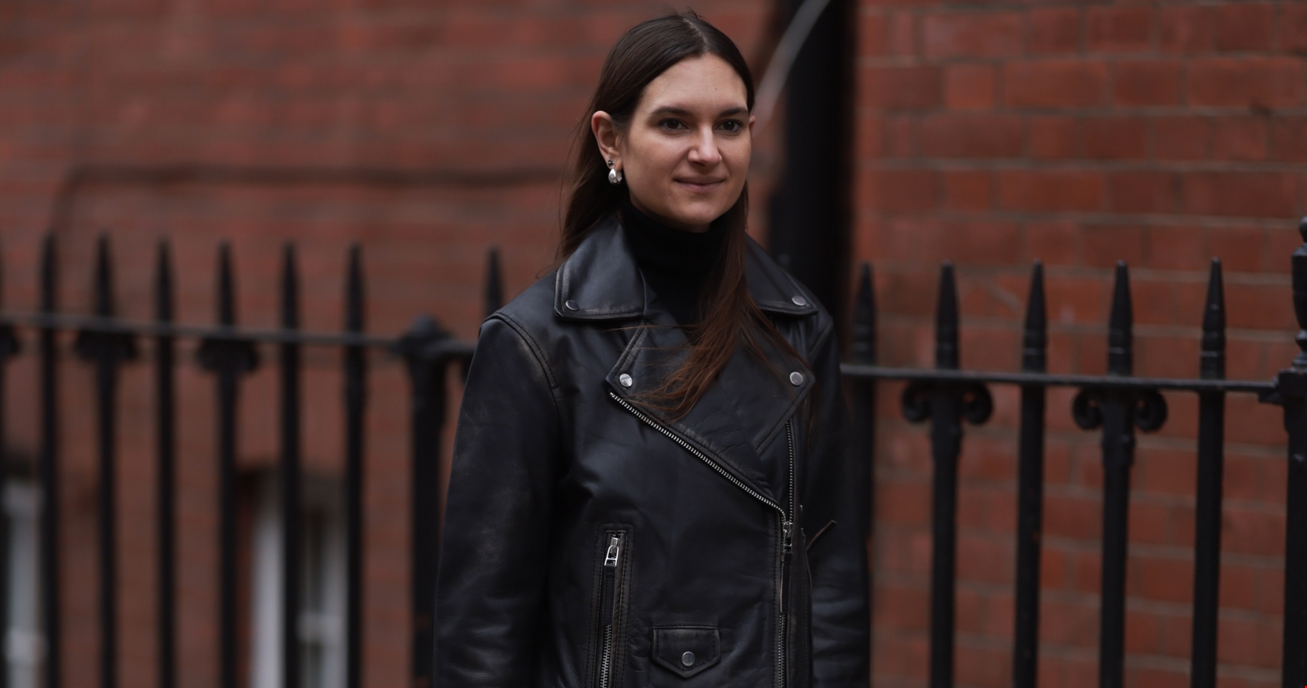 Η Μαρέβα Μητσοτάκη με total black look | Το δερμάτινο cropped παντελόνι και οι μπότες - εικόνα 2