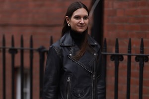 Η Μαρέβα Μητσοτάκη με total black look | Το δερμάτινο cropped παντελόνι και οι μπότες - εικόνα 2