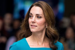 Kate Middleton | Η δημόσια εμφάνιση με tailored φόρεμα και μαύρο διάφανο καλσόν στο Royal British Legion’s Festival of Remembrance - εικόνα 1