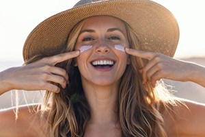 6 αντηλιακά mists προσώπου για ανανέωση της προστασίας σου πάνω από το μακιγιάζ - εικόνα 2