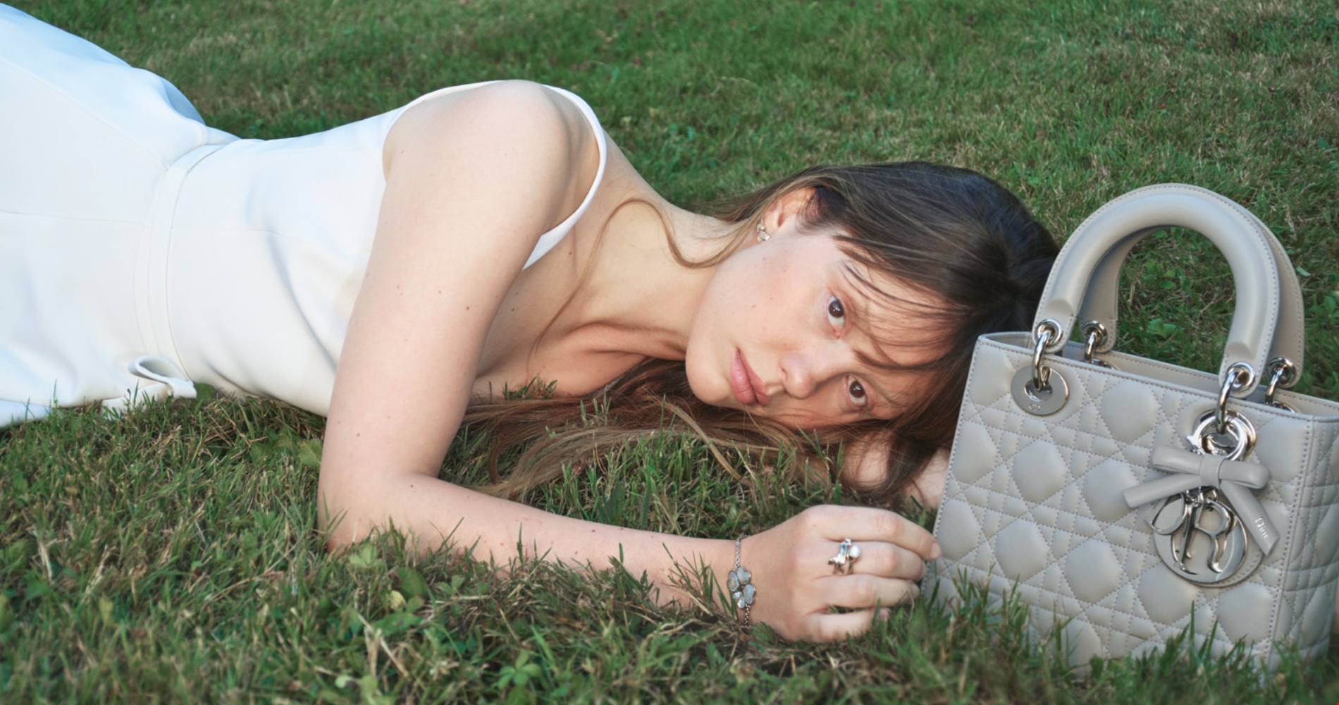 Mouna Ayoub | Η "Αυτοκράτειρα" της Couture αποχαιρετά τα Dior της σε μια δημοπρασία σταθμό - εικόνα 1