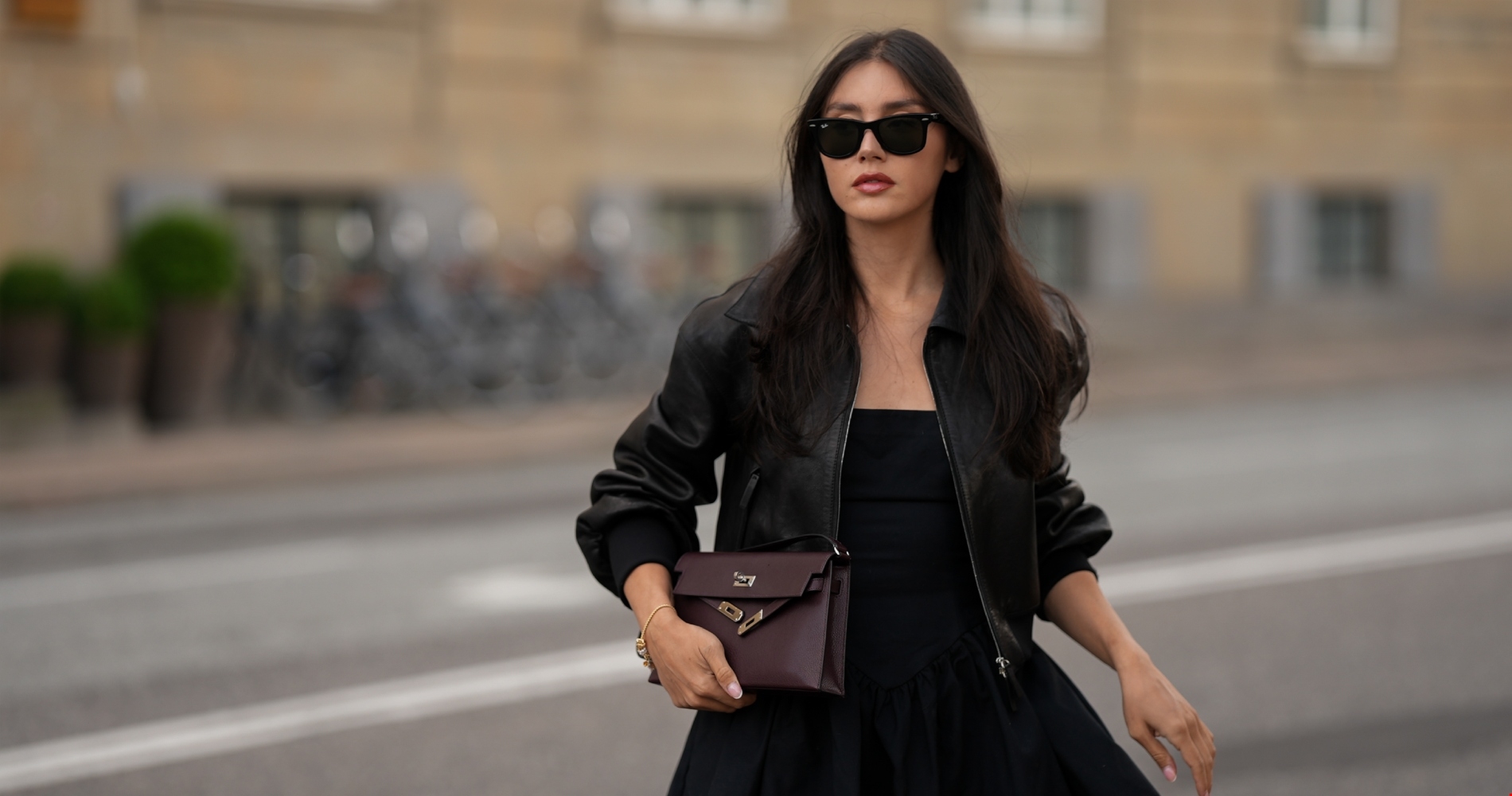 Πώς θα αποκτήσεις λαμπερή και νεανική επιδερμίδα αυτά τα Χριστούγεννα