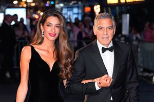 Χολιγουντιανός αέρας στο Buckingham | Η συνάντηση του βασιλιά Καρόλου με τον George και την Amal Clooney - εικόνα 1