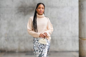 Η Όλγα Κεφαλογιάννη με μπορντό βελούδινο σακάκι σε επίσημη εκδήλωση - εικόνα 2