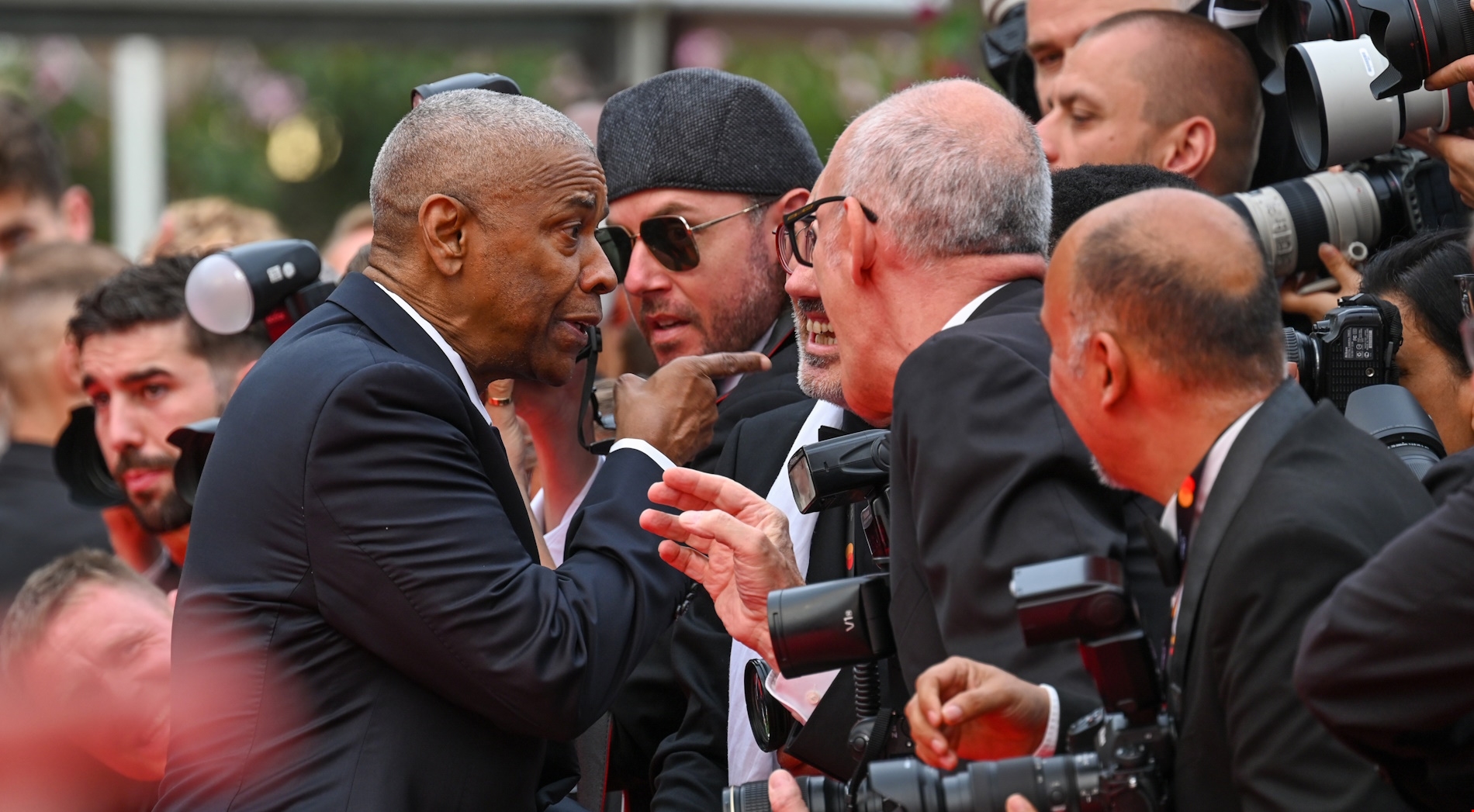 Κάννες 2025 | Η στιγμή που ο Denzel Washington εκνευρίζεται με φωτογράφο στο κόκκινο χαλί