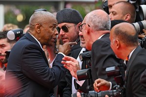 Alexander Skarsgard | Η viral εμφάνιση με μπλε sequined παντελόνι στο Φεστιβάλ Κινηματογράφου των Καννών 2025 - εικόνα 4