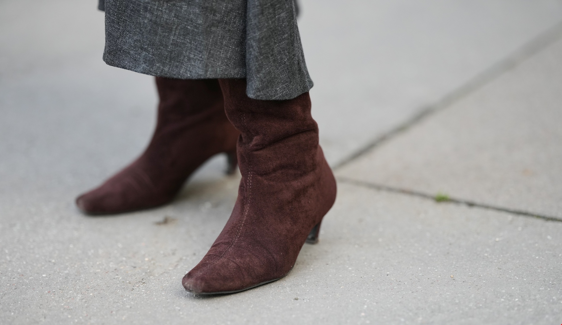 Οι καφέ δερμάτινες μπότες kitten heels της Stradivarius που θα φορέσεις όλο τον χειμώνα